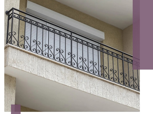 Балконные ограждения из металла и стекла в Малоярославце для домов